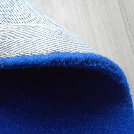 Tapis Contemporain Field Bleu et Rouge par Carving Tapis Contemporain Field Bleu et Rouge par Carving
