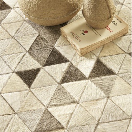 Tapis patchwork en cuir de vache Kin par Home Spirit Tapis patchwork en cuir de vache Kin par Home Spirit