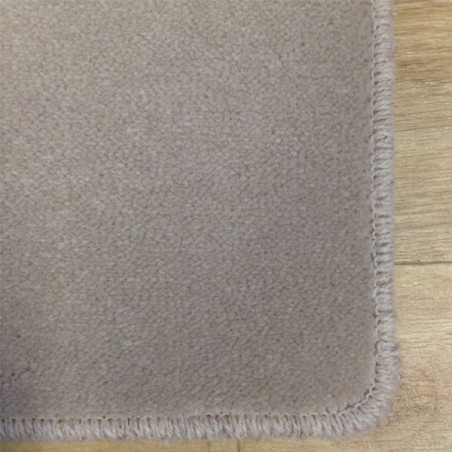 Tapis sur mesure en laine couleur Mastic gamme Velvet finiton surjet Tapis sur mesure en laine couleur Mastic gamme Velvet finiton surjet