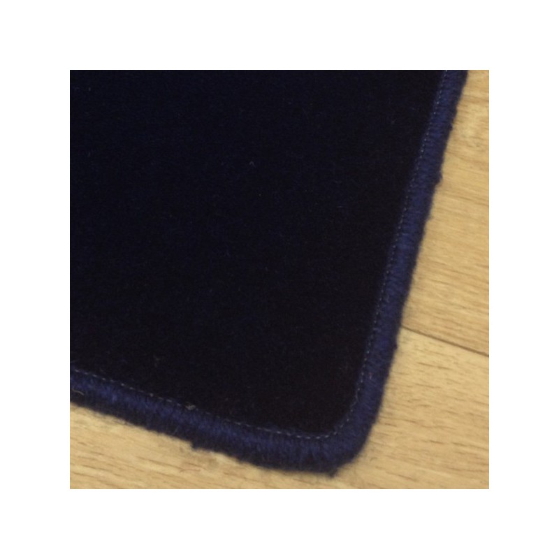 Tapis sur mesure en laine Bleu Foncé gamme Velvet finition surjet