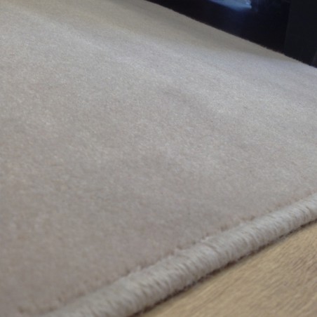 Tapis sur mesure en laine couleur Mastic gamme Velvet finition surjet Tapis sur mesure en laine couleur Mastic gamme Velvet finition surjet