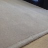 Tapis sur mesure en laine couleur Mastic gamme Velvet finition surjet Tapis sur mesure en laine couleur Mastic gamme Velvet finition surjet