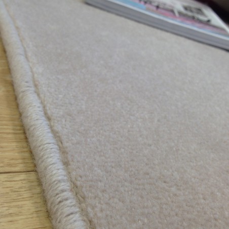 Tapis sur mesure en laine couleur Mastic gamme Velvet finition surjet Tapis sur mesure en laine couleur Mastic gamme Velvet finition surjet