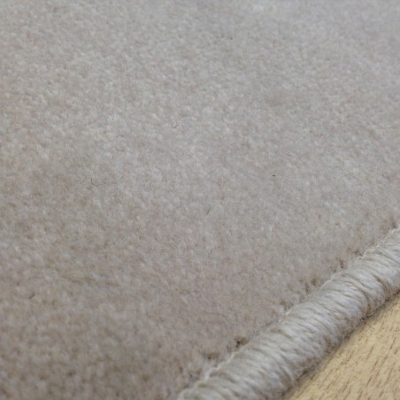 Tapis sur mesure en laine couleur Mastic gamme Velvet finition surjet Tapis sur mesure en laine couleur Mastic gamme Velvet finition surjet