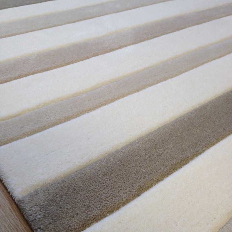 Tapis rayé beige et ivoire par Tapis Chic Collection