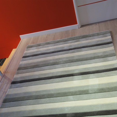 Tapis rayé gris et écru par Tapis Chic Collection Tapis rayé gris et écru par Tapis Chic Collection