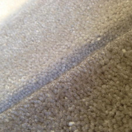 Tapis rayé gris et écru par Tapis Chic Collection Tapis rayé gris et écru par Tapis Chic Collection
