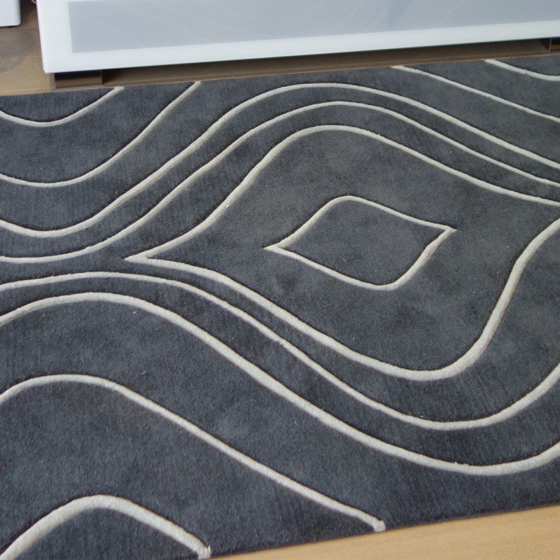 Tapis design vague avec du relief gris foncé et fines vagues en gris clair