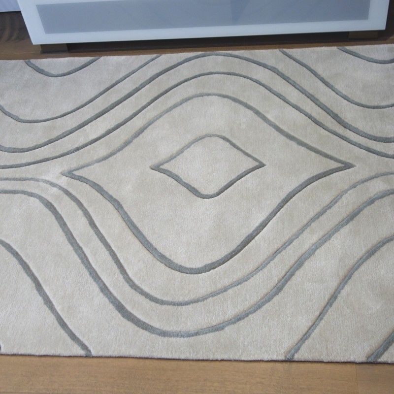 Tapis design vague avec du relief gris clair et fines vagues en gris plus foncé