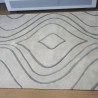 Tapis design vague avec du relief gris clair et fines vagues en gris plus foncé Tapis design vague avec du relief gris clair et fines vagues en gris plus foncé