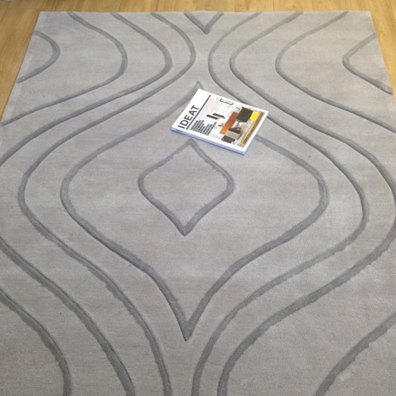 Tapis design vague avec du relief gris clair et fines vagues en gris plus foncé