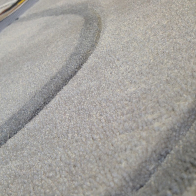 Tapis design vague avec du relief gris clair et fines vagues en gris plus foncé