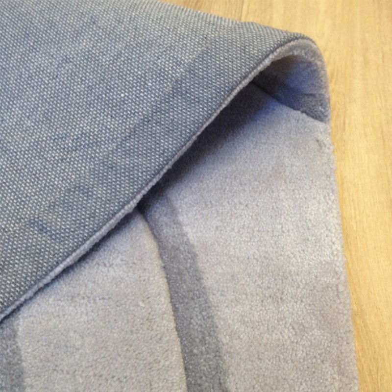 Tapis design vague avec du relief gris clair et fines vagues en gris plus foncé