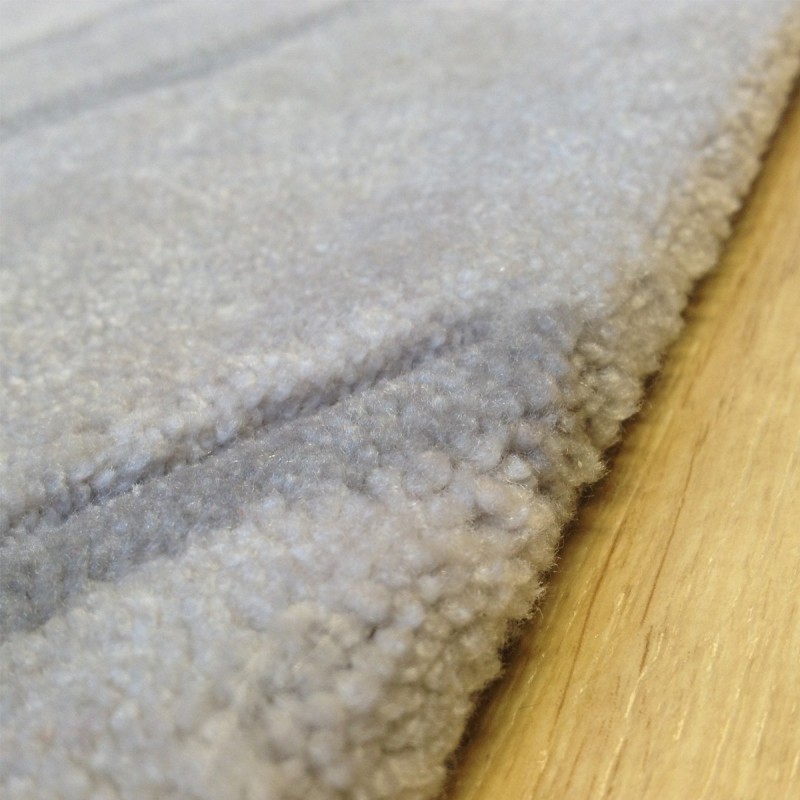 Tapis design vague avec du relief gris clair et fines vagues en gris plus foncé