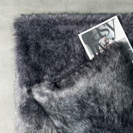 Tapis gris shaggy en fausse fourure par Ligne Pure Tapis gris shaggy en fausse fourure par Ligne Pure