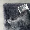 Tapis gris shaggy en fausse fourure par Ligne Pure Tapis gris shaggy en fausse fourure par Ligne Pure