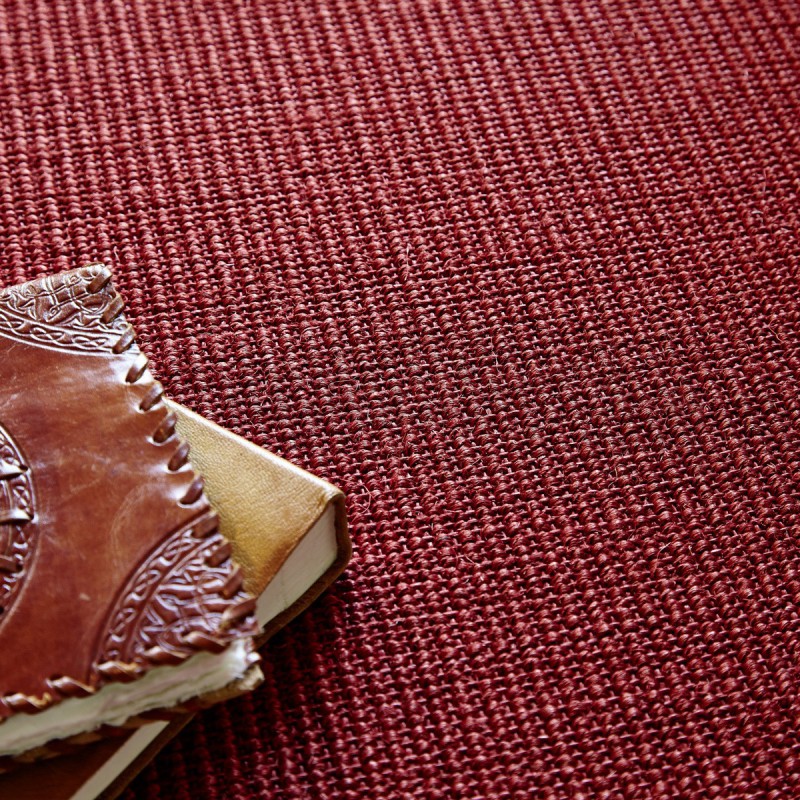 Tapis sur-mesure en sisal gansé rouge