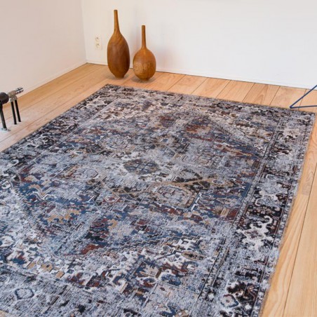 Tapis de salon new vintage Antiquarian Heriz bleu marine par Louis De Poortere Tapis de salon new vintage Antiquarian Heriz bleu marine par Louis De Poortere