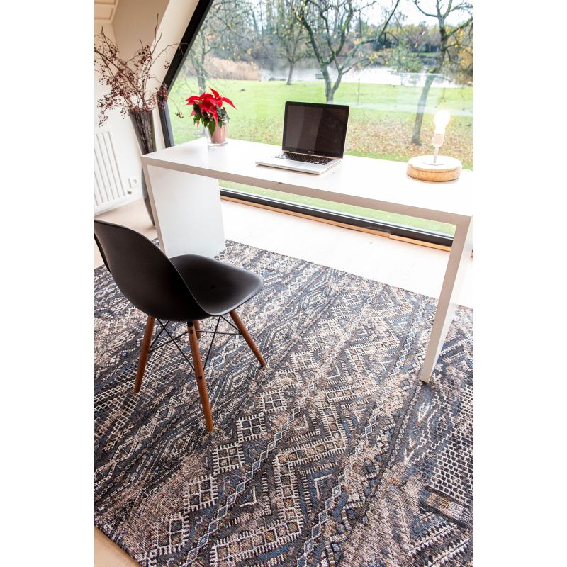 Tapis kelim noir par Louis de Poortere