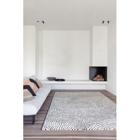 Tapis de salon contemporain Naos points noir sur fond blanc en polyester Tapis de salon contemporain Naos points noir sur fond blanc en polyester