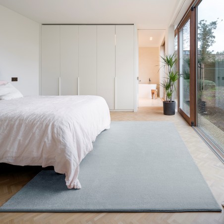 Tapis EURYDICE sur mesure gris clair ambiance chambre