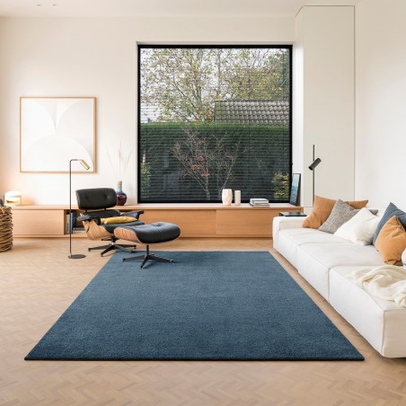 Tapis FONTUS bleu sur mesure ambiance salon Tapis FONTUS bleu sur mesure ambiance salon