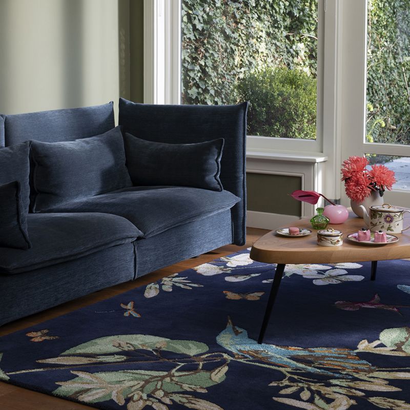 Tapis de salon fleuri laine et viscose Hummingbird Bleu Marine Wedgwood salon
