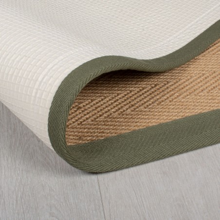Tapis Herringbone en jute avec bords verts pli et dos Tapis Herringbone en jute avec bords verts pli et dos