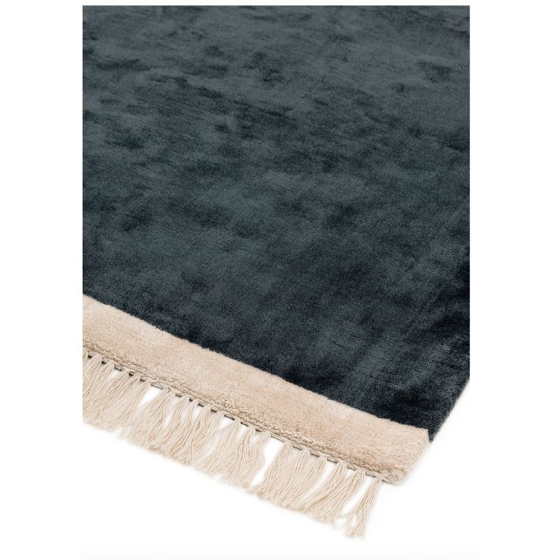 Tapisde salon original en viscosetissé main Mekong bleu pétrole avec franges rose