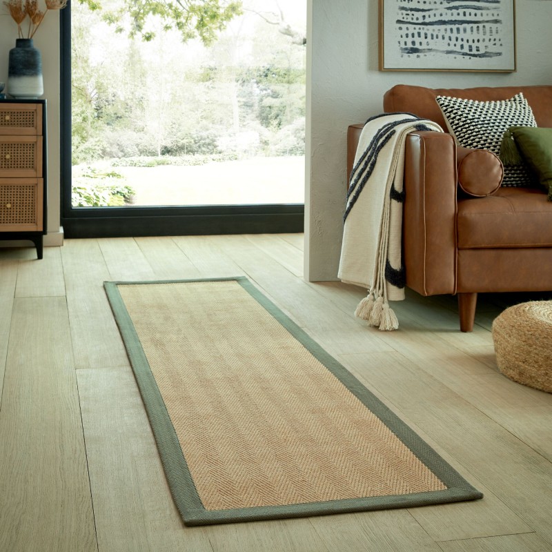 Tapis Herringbone en jute avec bords verts Runner Ambiance