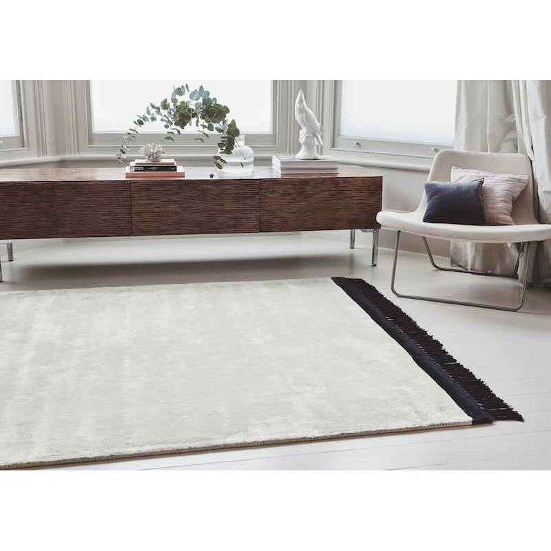 Tapis de salon original en viscose tissé main crème avec franges noires Mekong