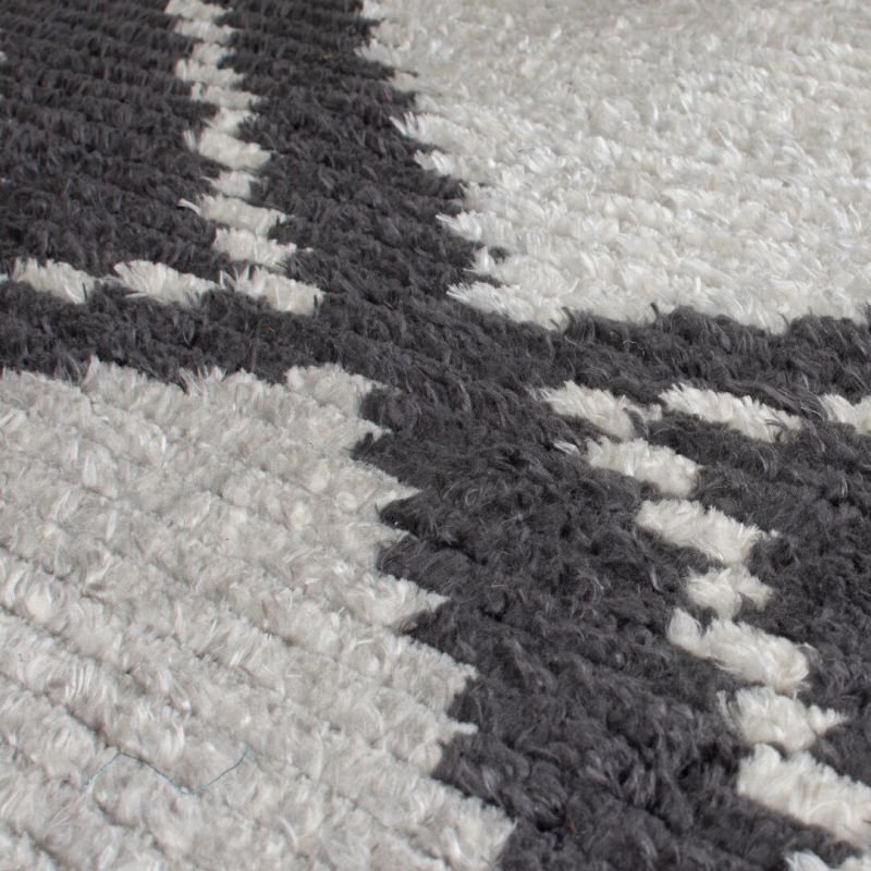 Tapis doux motifs berbères gris et blanc Zaid detail