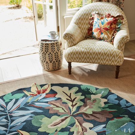 Tapis rond en laine forme organique feuillage débordant vert Robin's wood Tapis rond en laine forme organique feuillage débordant vert Robin's wood