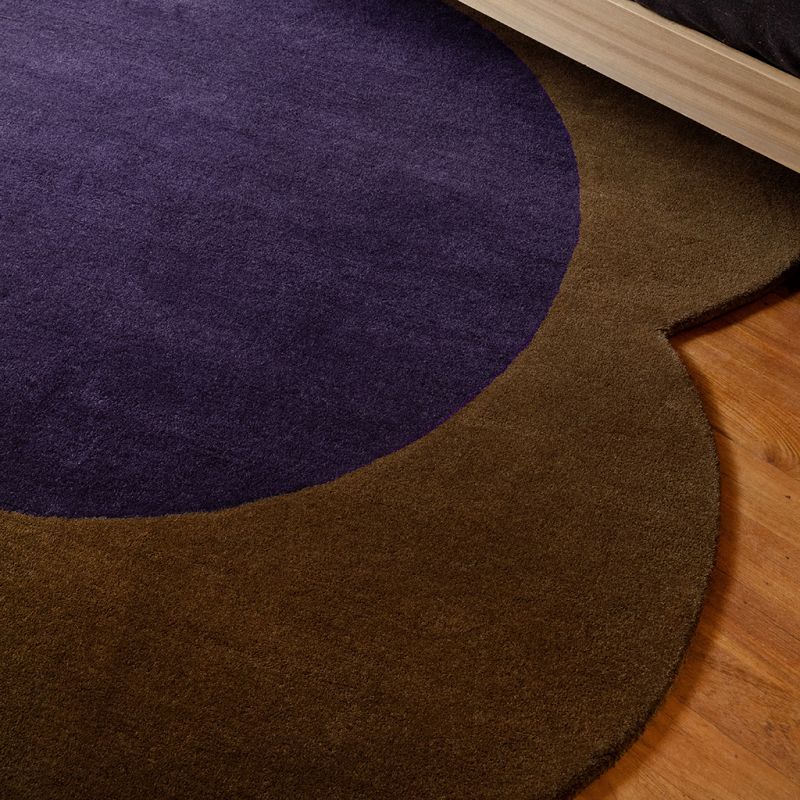 Tapis forme fleur tufté main en laine marron et prune Flower Spot 