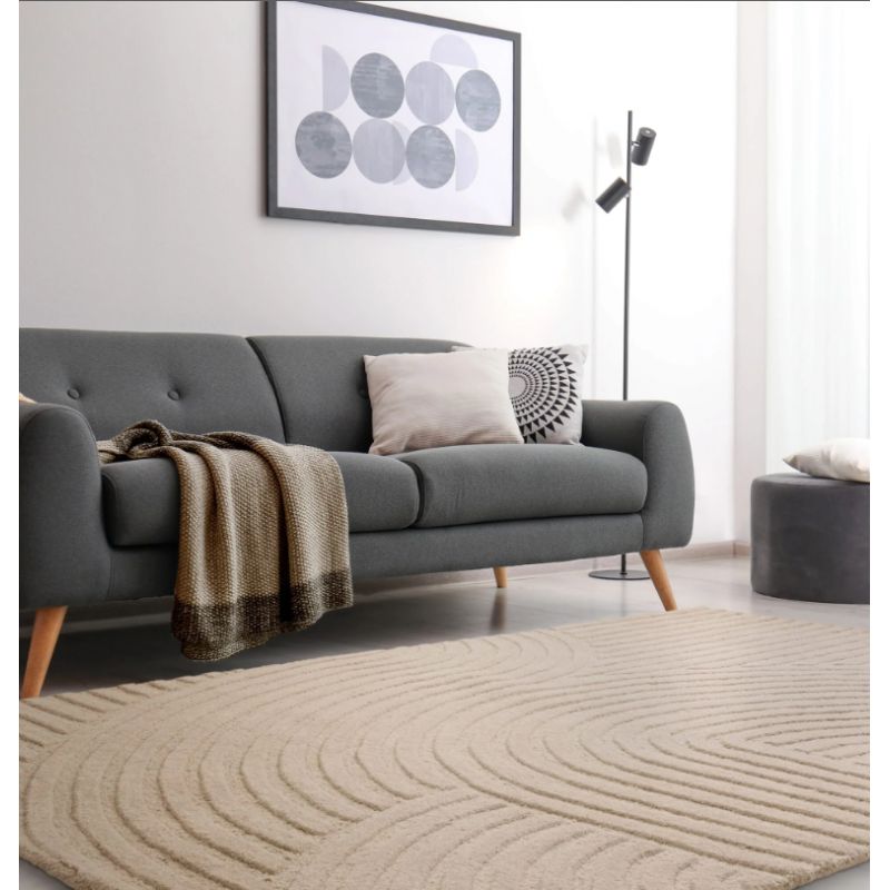 Tapis moderne motifs ronds en relief laine sable Honiara ambiance