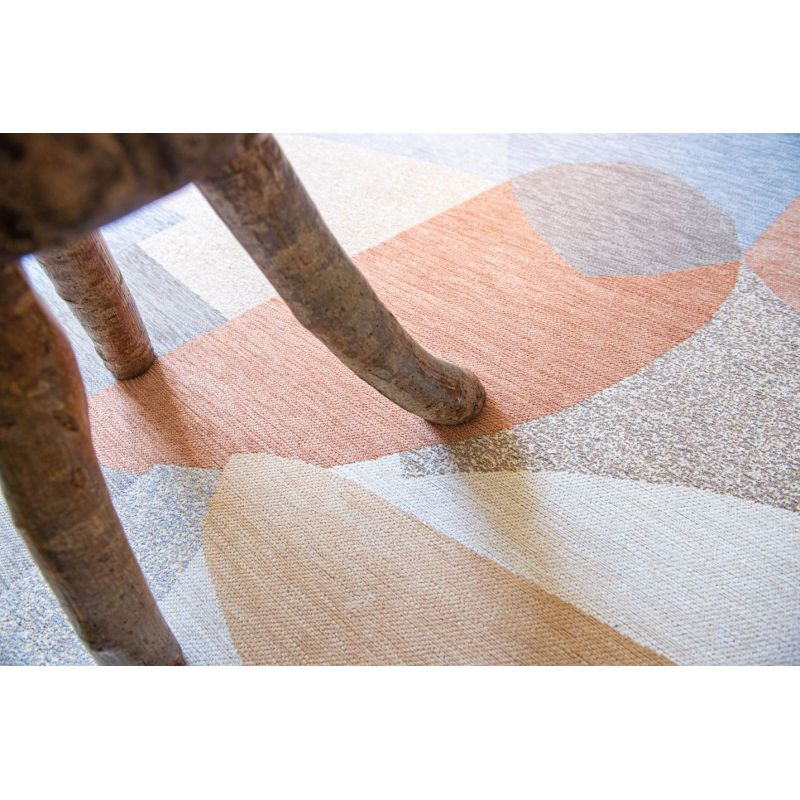 Tapis abstrait PASTEL en PET Shapes Secret chaise