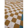 Tapis moderne décor damiers miel en PET Chess Honey motif