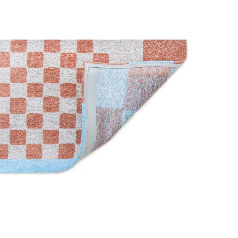 Tapis moderne décor damiers terracotta en PET Chess Nude coin