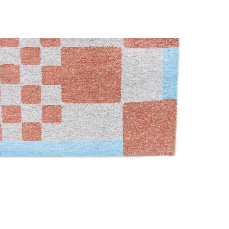 Tapis moderne décor damiers terracotta en PET Chess Nude detail