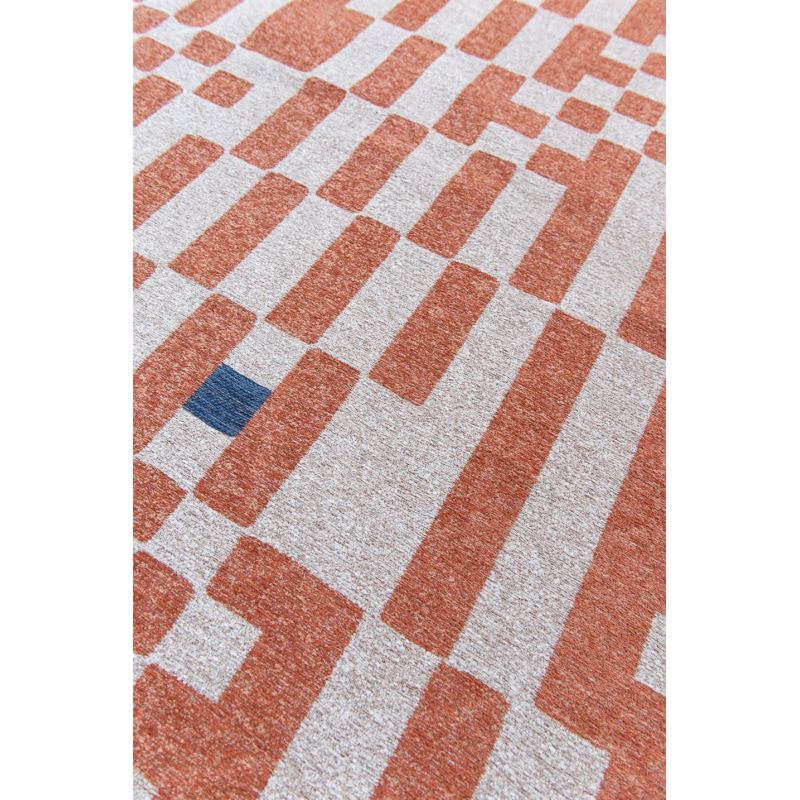 Tapis moderne décor damiers terracotta en PET Chess Nude dessin