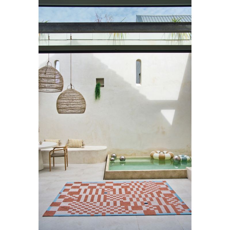 Tapis moderne décor damiers terracotta en PET Chess Nude salon