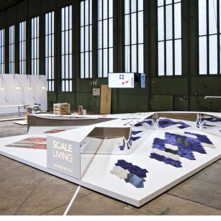 Dalle de tapis design modulable Scale Living forme Bloom par Vorwerk Dalle de tapis design modulable Scale Living forme Bloom par Vorwerk
