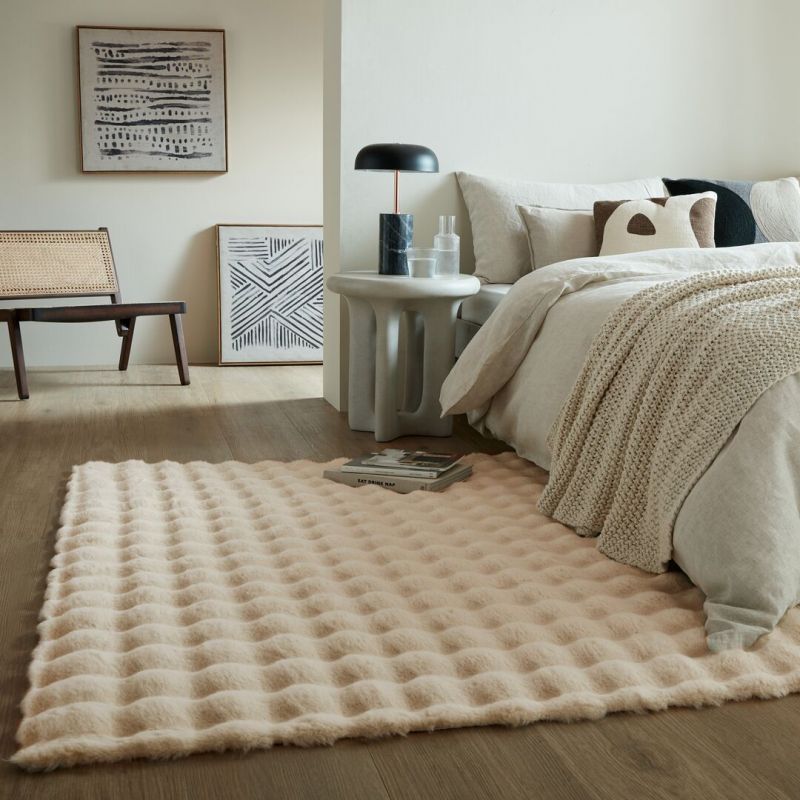 Tapis fausse fourrure effet gaufré beige Waffle salon