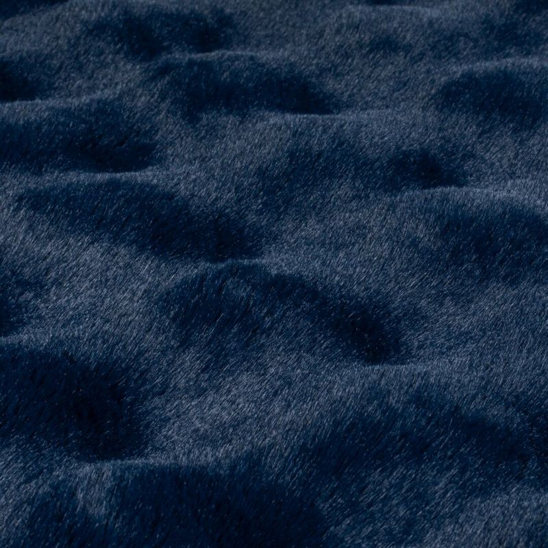 Tapis fausse fourrure effet gaufré bleu Waffle matière
