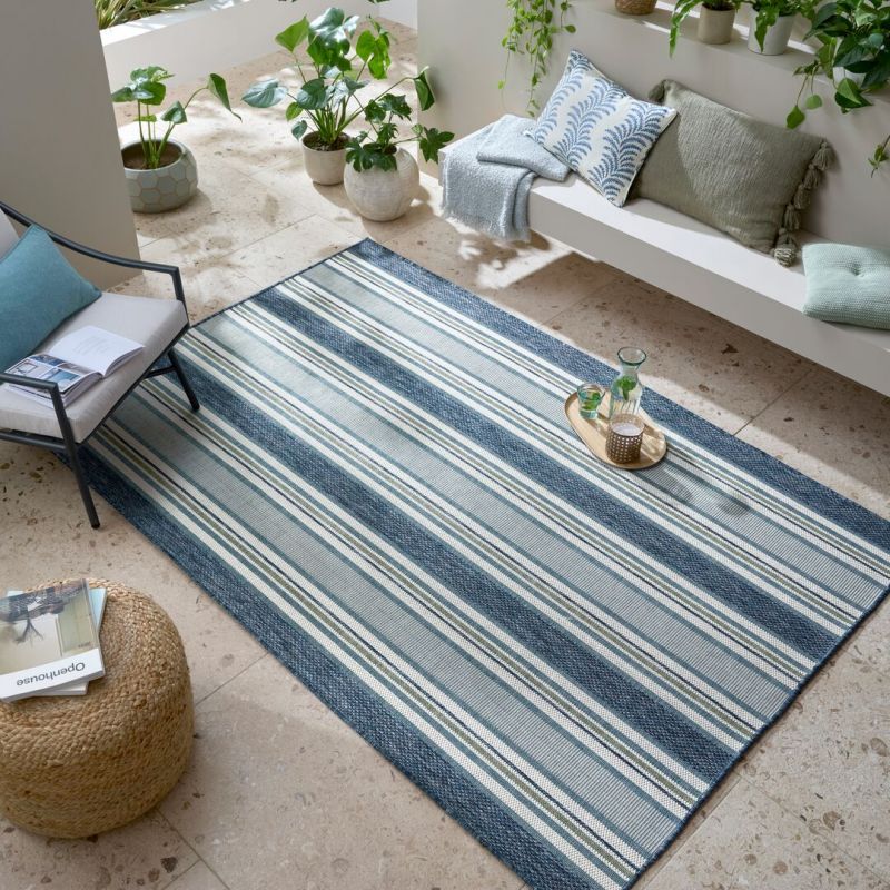 Tapis exterieur motifs rayures bleues ambiance