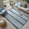 Tapis exterieur motifs rayures bleues ambiance