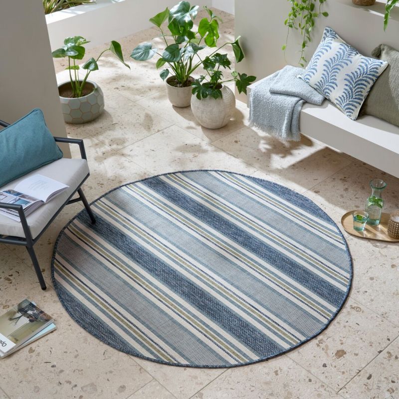 Tapis exterieur motifs rayures bleues rond ambiance