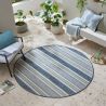 Tapis exterieur motifs rayures bleues rond ambiance