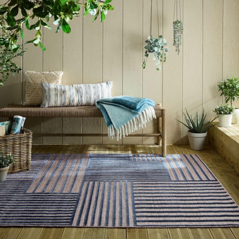 Tapis exterieur motifs géométriques bleus Vigo ambiance