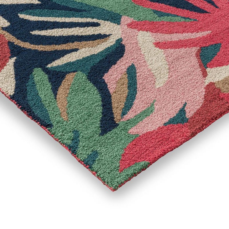 Tapis indoor/ outdoor en PET recyclé motif fleur design rose Melora angle